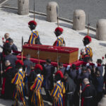 armata suveranului pontif ce este garda elvetiana corpul militar care vegheaza asupra trupului neinsufletit al papei francisc 680baf6c7b5a0