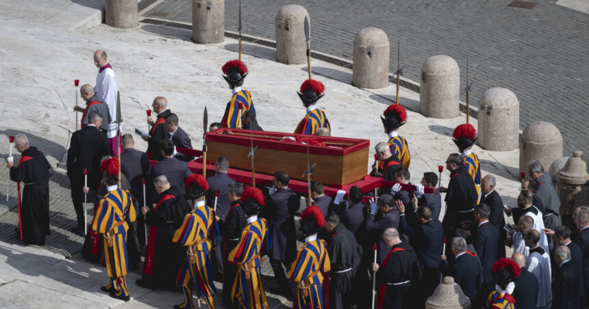armata suveranului pontif ce este garda elvetiana corpul militar care vegheaza asupra trupului neinsufletit al papei francisc 680baf6c7b5a0