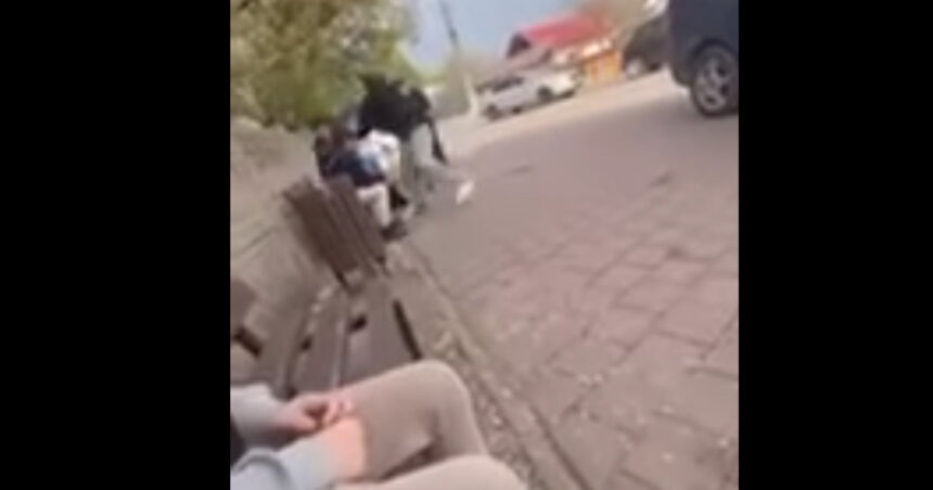 bataie golaneasca intr o comuna din dolj un adolescent este filmat in timp ce loveste cu pumnii si picioarele un baiat 67f0fa5f0c5e7