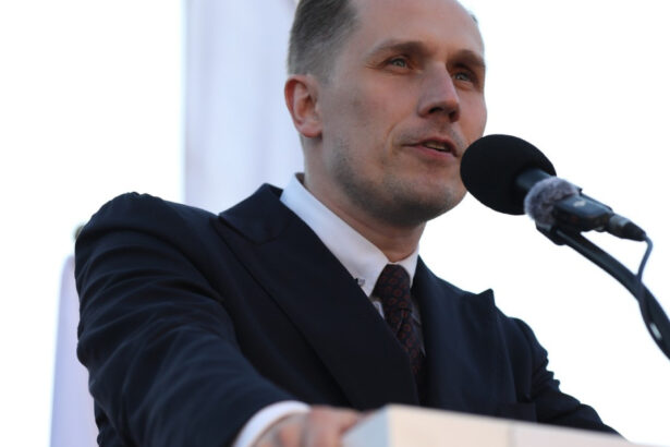 candidatul extremei drepte la alegerile prezidentiale din polonia mizeaza pe tiktok precum calin georgescu in romania 68113c2c40211