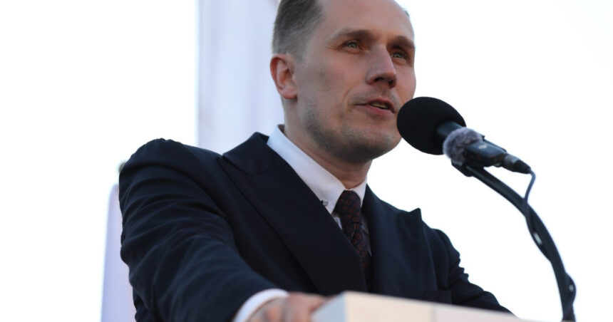 candidatul extremei drepte la alegerile prezidentiale din polonia mizeaza pe tiktok precum calin georgescu in romania 68113c2c40211