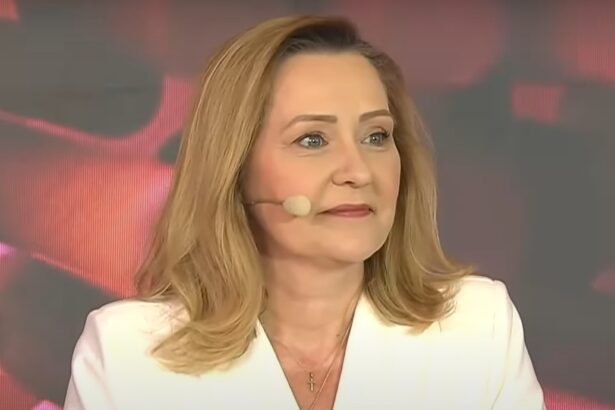 cat costa rochia alba purtata de elena lasconi la dezbaterea electorala s a imbracat de la o vedeta care detine un brand de haine 68107cbc3dab7