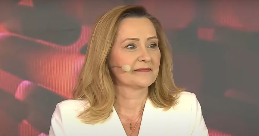 cat costa rochia alba purtata de elena lasconi la dezbaterea electorala s a imbracat de la o vedeta care detine un brand de haine 68107cbc3dab7