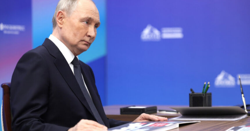 cat de mult e influentat putin de cei din jur declaratiile sale ridica indoieli cu privire la independenta sa in luarea deciziilor 67eb7090de52a