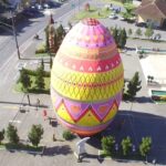 cel mai mare ou decorat de paste din lume are 16 metri inaltime si a devenit atractie turistica unde se afla video 68035d1137e1b