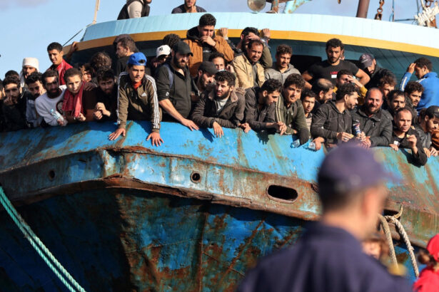cel putin 142 de persoane au fost urmarite penal in 2024 pentru ca au salvat sau ajutat migranti in europa 681076ce88f56