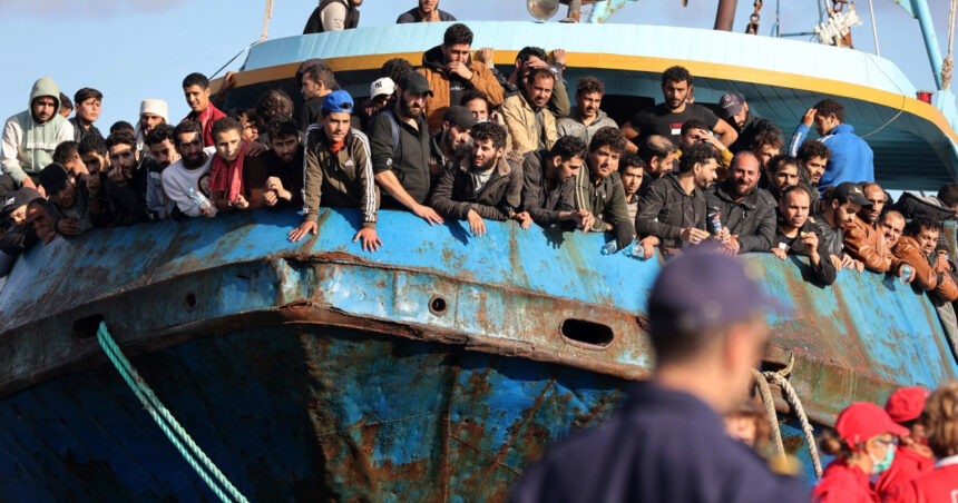 cel putin 142 de persoane au fost urmarite penal in 2024 pentru ca au salvat sau ajutat migranti in europa 681076ce88f56