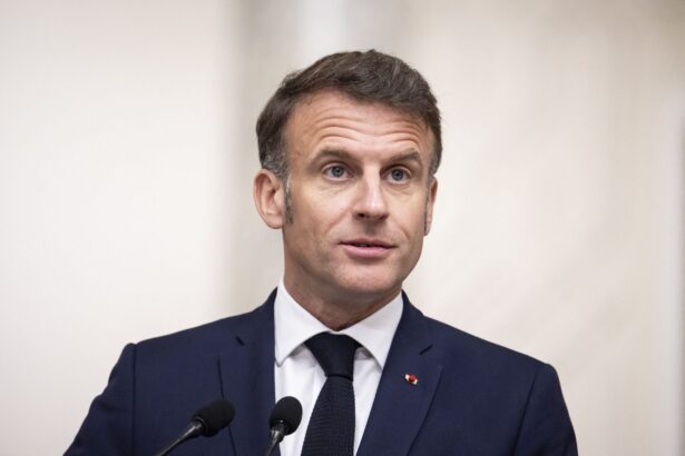 cu ce parfum se da emmanuel macron angajatii il simt inainte sa apara la palatul elysee 67f51ea206dad