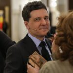 cum s a imbracat partenera lui nicusor dan la cea de a doua dezbatere prezidentiala de la palatul cotroceni mirabela a atras atentia tuturor prin simplitate si eleganta 6811e3536fc65