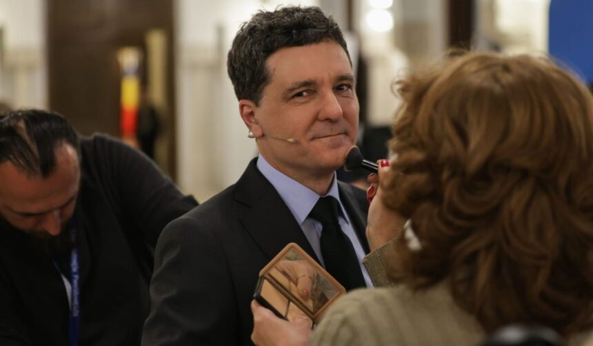 cum s a imbracat partenera lui nicusor dan la cea de a doua dezbatere prezidentiala de la palatul cotroceni mirabela a atras atentia tuturor prin simplitate si eleganta 6811e3536fc65