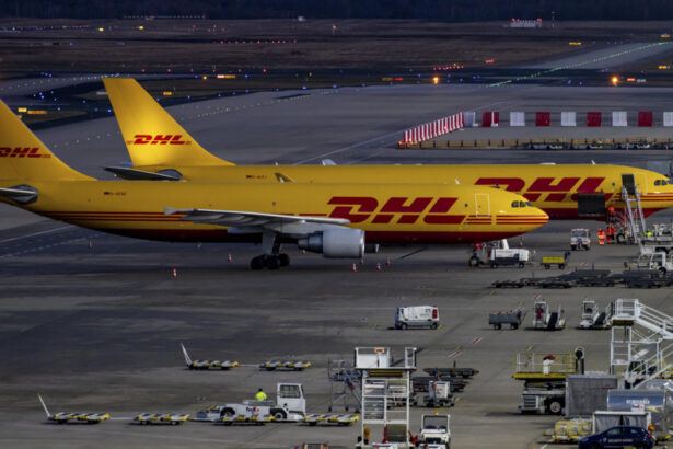 dhl suspenda livrarile coletelor de mare valoare catre statele unite din cauza tarifelor impuse de donal trump 6805063334192