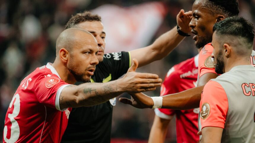 dinamo o ajuta pe rivala fcsb in cursa la titlu cum arata clasamentul cu patru etape inainte de final 680fe2db5038b