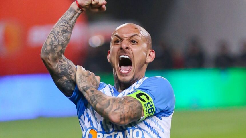 dinamo universitatea craiova live text de la 2100 oltenii alearga dupa trenul care duce catre titlul de campioana 680618376dca8