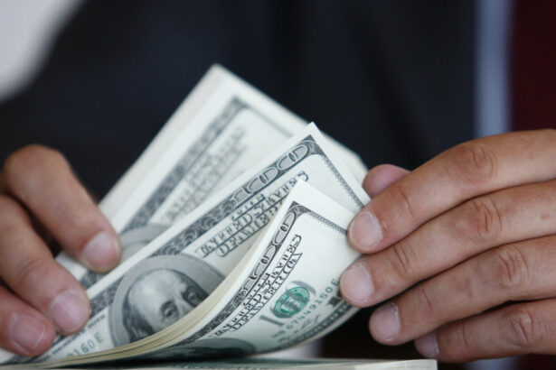 dolarul american este in cadere libera de ce scade moneda sua si ce impact are asupra economiei si consumatorilor 6808f86f96dde