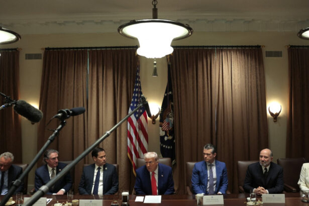 donald trump vrea sa incheie 90 de acorduri comerciale in 90 de zile insa expertii avertizeaza asupra riscurilor 67fac8663867e