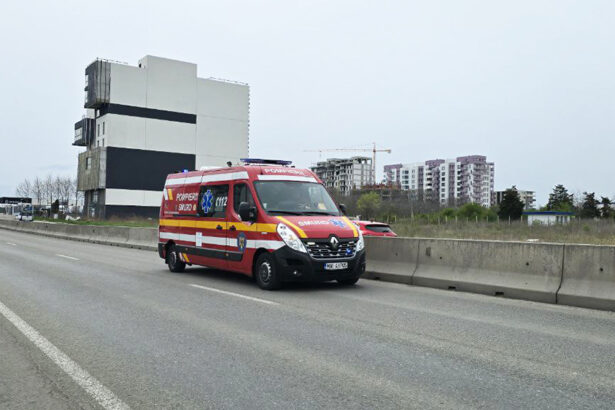 echipajele medicale de urgenta solicitate in ovidiu dupa ce un barbat a cazut pe strada 67f396d7cf359