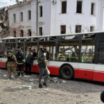 erou la 13 ani un adolescent a scapat dintr un autobuz in flacari si a salvat alte persoane in urma atacului rus de florii din sumi 67fccfef0dd73
