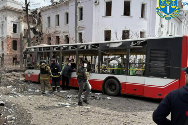 erou la 13 ani un adolescent a scapat dintr un autobuz in flacari si a salvat alte persoane in urma atacului rus de florii din sumi 67fccfef0dd73