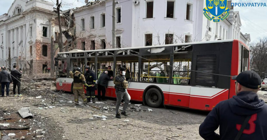erou la 13 ani un adolescent a scapat dintr un autobuz in flacari si a salvat alte persoane in urma atacului rus de florii din sumi 67fccfef0dd73