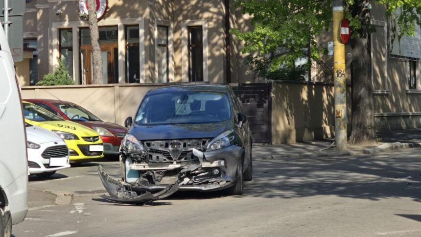 foto accident aproape de colegiul pedagogic din constanta sunt implicate 2 masini 680b2b547bf50