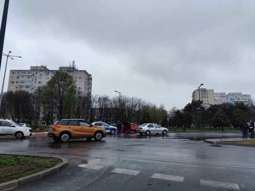 foto accident cu doua masini in sensul giratoriu de pe soseaua mangaliei in zona lidl 67efd0a2e64d1