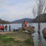 foto au fost reluate cautarile pentru pompierul cazut in lacul siriu serviciul salvamont foloseste un scanner acvatic cu ai 68035cf887232