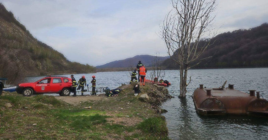foto au fost reluate cautarile pentru pompierul cazut in lacul siriu serviciul salvamont foloseste un scanner acvatic cu ai 68035cf887232