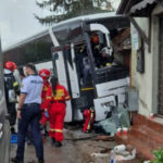 foto autocar plin cu pasageri implicat intr un accident in judetul bihor mai multe persoane incarcerate si trafic blocat 680b9dc1b5163