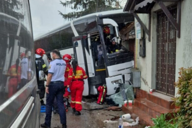foto autocar plin cu pasageri implicat intr un accident in judetul bihor mai multe persoane incarcerate si trafic blocat 680b9dc1b5163