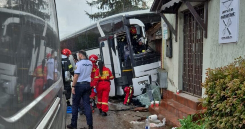 foto autocar plin cu pasageri implicat intr un accident in judetul bihor mai multe persoane incarcerate si trafic blocat 680b9dc1b5163