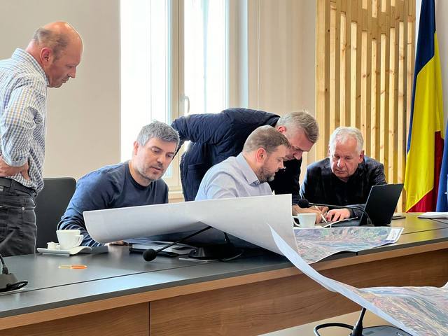 foto decizie cu hartile in fata traseul autostrazii brasov bacau va fi schimbat pentru o investitie strategica a romarm 67f784654af62
