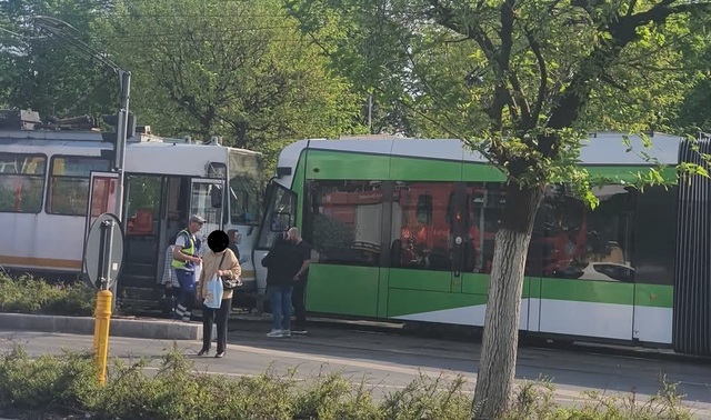 foto doua tramvaie s au ciocnit frontal in bucuresti 680b40dd3c9ff
