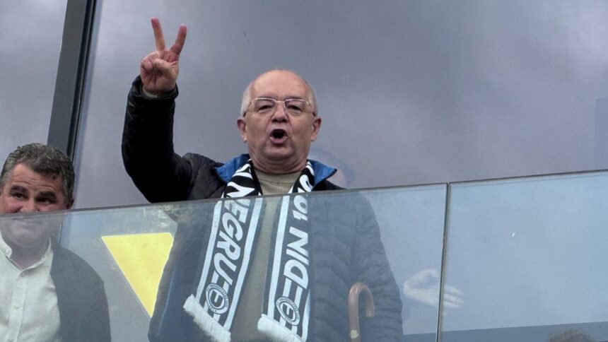 foto exclusiv show pe cluj arena emil boc semnul victoriei de la oficiala terenul e imbibat cu apa 680d19395007f