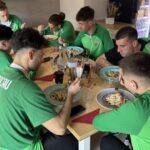 foto in romania se intampla echipa a ramas fara bani de mancare si a apelat la un restaurant local 67f53b0841375