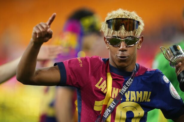 foto lamine yamal show cu jurnalistii dupa el clasico si a pus pe cap doua perechi de ochelari de soare si a intepat o pe real madrid 680dd001f1185