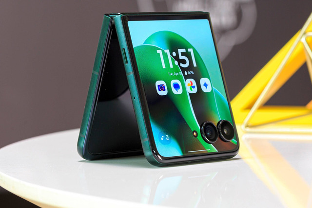 foto motorola a prezentat o noua serie de smartphone uri razr 680c91d949b03