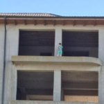 foto putea fi o tragedie mai multi copii surprinsi pe un bloc in constructie din techirghiol 6808a0c938371