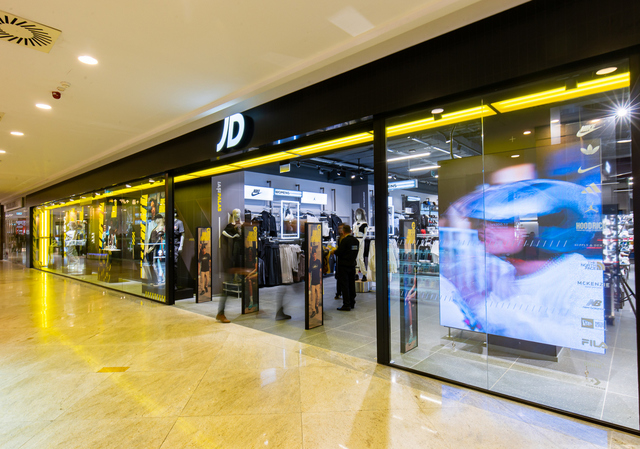 foto retailerul britanic de articole sportive jd sports deschide un magazin in iasi 67f911844bf2b