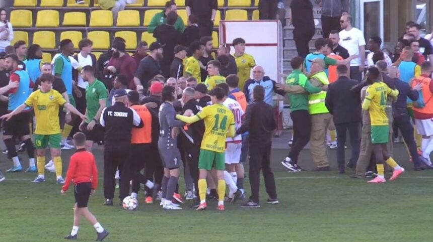 foto si video bataie generala la finalul derby ului pentru titlu din moldova numai arbitrii n au impartit pumni era deja la pamant 6804f7eedda39