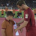 foto si video pustiul care a primit banderola de la francesco totti performanta rarisima 3 goluri in 6 minute 6807e13fef520