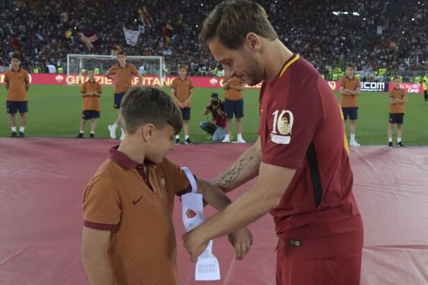foto si video pustiul care a primit banderola de la francesco totti performanta rarisima 3 goluri in 6 minute 6807e13fef520