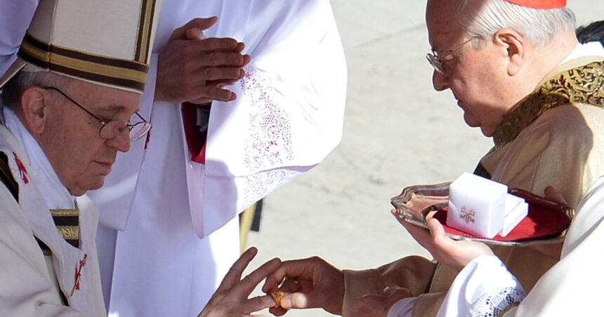 foto traditia distrugerii inelului papal dupa moartea suveranului pontif ce se va intampla cu sigiliul papei francisc 6807c54ef3a5a