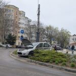 foto un autoturism a plonjat pe spatiul verde din intersectia de la capitol 67ef78db4c1c6