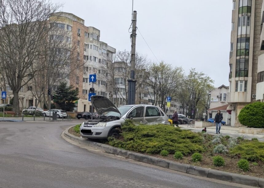 foto un autoturism a plonjat pe spatiul verde din intersectia de la capitol 67ef78db4c1c6