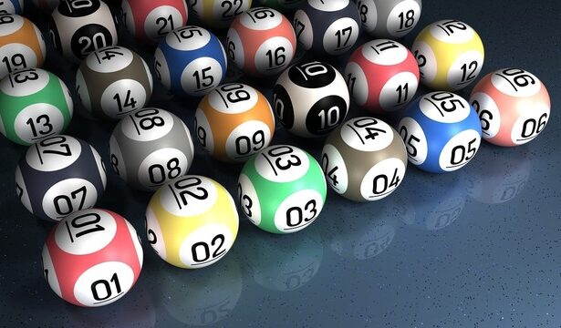 foto un tanar corporatist stangaci castigatorul mareleui premiu la loto 6 49 67ebb150dddc6