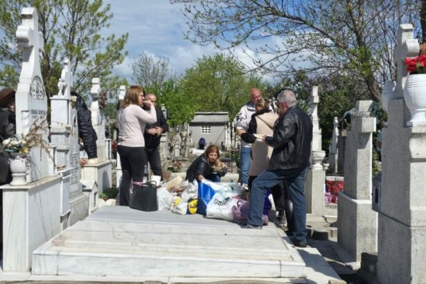 foto video aglomeratie mare astazi de pastele blajinilor in cimitirele constantene mii de localnici i au pomenit pe cei dragi trecuti la cele vesnice 680e18002c4ee