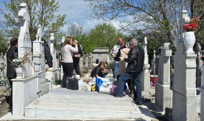 foto video aglomeratie mare astazi de pastele blajinilor in cimitirele constantene mii de localnici i au pomenit pe cei dragi trecuti la cele vesnice 680e18002c4ee