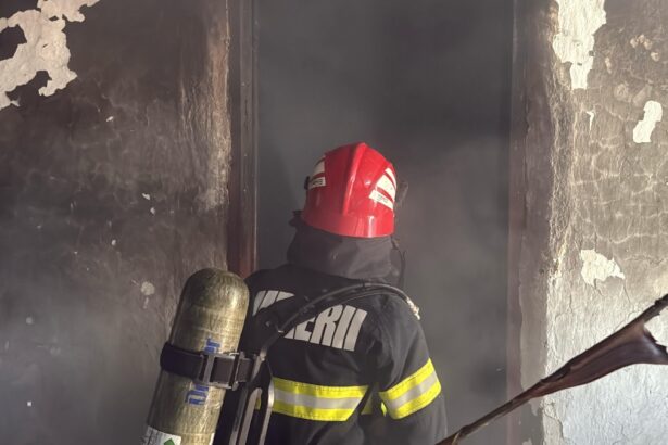 foto video incendiu in localitatea alba din tulcea arde o casa in care sunt depozitate zeci de butelii 680a2a88c4cc7