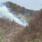 foto video un elicopter black hawk intervine pentru stingerea unui incendiu de padure izbucnit intr o zona greu accesibila 680238058d856