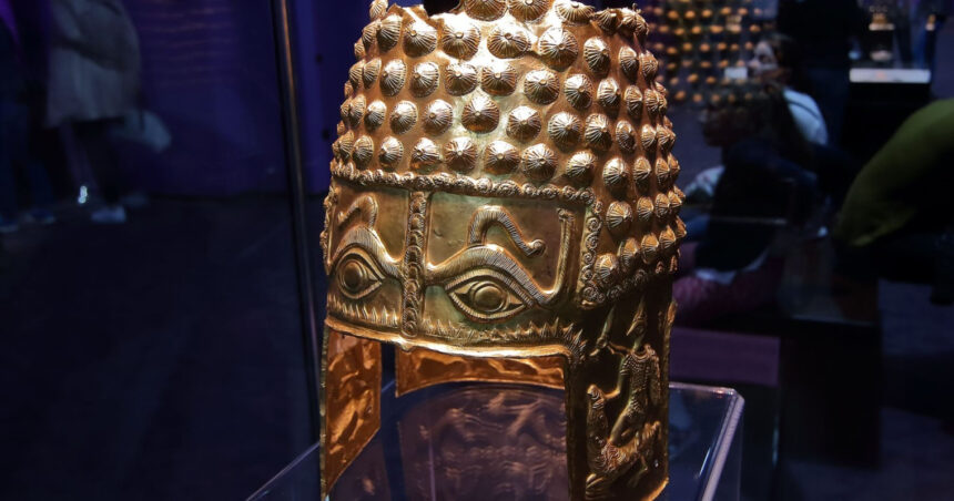 Furtul coifului și brățărilor dacice de la Muzeul Drents: doi suspecți au fost eliberați, un bărbat rămâne reținut 1 furtul coifului si bratarilor dacice de la muzeul drents doi suspecti au fost eliberati un barbat ramane in arest 680ba176af185